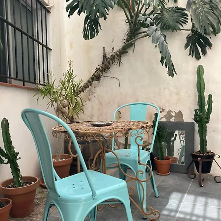 Charming With Private Patio In Old Town Apartment